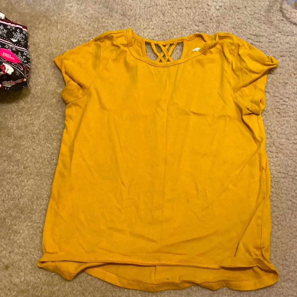 A cute yellow shirt with a little design